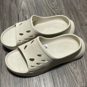 Reebok Cream Slide Sandals NWOT Foam